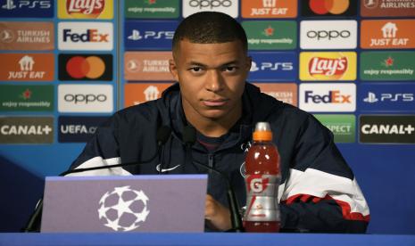 Kylian Mbappe dari PSG memberikan konferensi pers di Stadion Parc des Princes, di Paris, Prancis, Senin, 5 September 2022. PSG akan bermain melawan Juventus dalam pertandingan sepak bola Liga Champions Grup H pada hari Selasa (6/9/2022). 