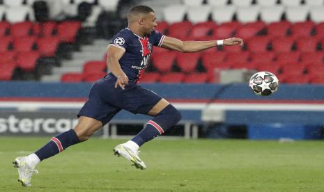 Kylian Mbappe dari PSG mengontrol bola selama pertandingan sepak bola leg pertama semifinal Liga Champions antara Paris Saint Germain dan Manchester City di stadion Parc des Princes, di Paris, Prancis, Rabu, 28 April 2021.