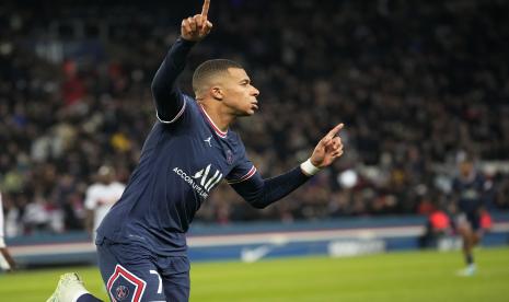 Kylian Mbappe dari PSG merayakan setelah mencetak gol kedua timnya selama pertandingan sepak bola Liga Satu Prancis antara Paris Saint Germain dan FC Lorient di stadion Parc des Princes di Paris, Ahad, 3 April 2022.