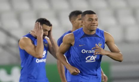  Kylian Mbappe (kanan) berlari ketika Karim Benzema, kiri, bereaksi selama sesi latihan di stadion Jassim Bin Hamad di Doha, Qatar, Sabtu, 19 November 2022. Prancis akan memainkan pertandingan pertama mereka di Piala Dunia melawan Australia pada 22 November.