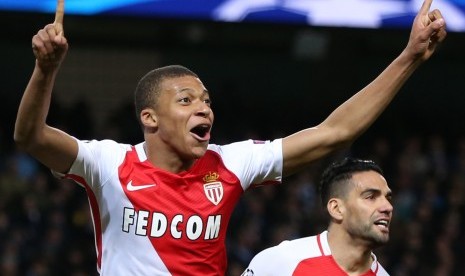 Kylian Mbappe (kiri)