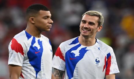  Kylian Mbappe (Kiri) dan Antoine Griezmann dari Prancis menjalani rutinitas pemanasan sebelum pertandingan sepak bola babak 16 besar Piala Dunia 2022 antara Prancis dan Polandia di Stadion Al Thumama di Doha, Qatar, Ahad, 4 Desember 2022. 