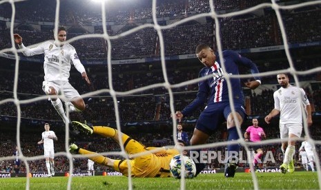 Kylian Mbappe mencetak gol ke gawang Madrid pada laga Liga Champions Grup A antara Real Madrid melawan Paris Saint Germain di Santiago Bernabeu, Rabu (27/11) dini hari. 