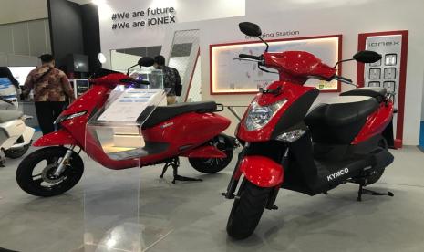 KYMCO iONEX (kiri) diluncurkan di Jakarta, Rabu (17/5/2023).