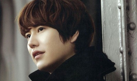 Kyuhyun Super Junior. Kyuhyun menjalani operasi plastik pada bagian kelopak mata dan disebut monster plastik.