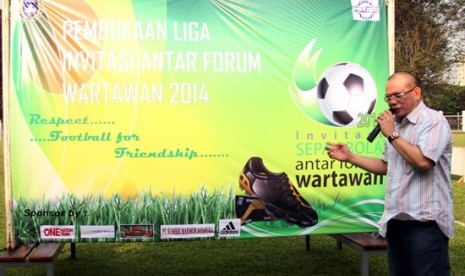 La Nyalla Mattalitti saat membuka Invitasi Sepakbola Antar Forum Wartawan.