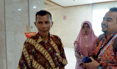 La Sali, ayah dari almarhum Imawan Randi (21) yang tewas tertembak dalam kericuhan di Kendari, Sulawesi Tenggara, usai menemui Komisi III DPR, di Kompleks Parlemen, Jakarta, Selasa (10/12).