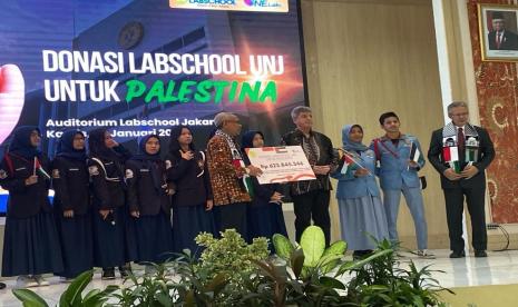 Penyerahan bantuan Labschool UNJ secara simbolik kepada Dubes Palestina untuk RI, HE Dr Zuhair Al-Shun 