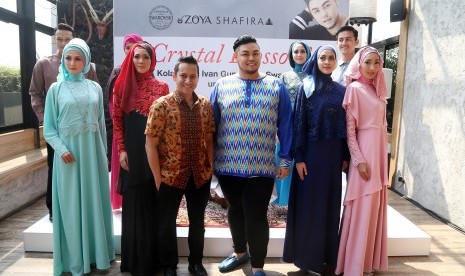 Label busana Muslim Zoya bersama Ivan Gunawan meluncurkan koleksi untuk hari raya 2015 yang memadukan songket, brokat, dan sentuhan kristal Swarovski.