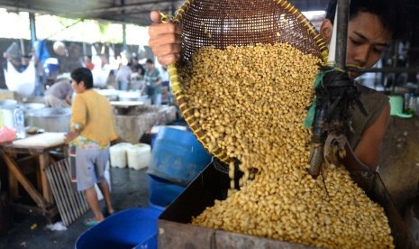 Labilnya Harga Kedelai. Pengerajin memproduksi tahu di Jakarta, Ahad (30/8). 