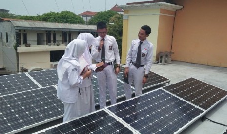 Laboratorium panel surya SM Al Firdaus.