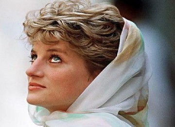 Lady Diana kerap tampil berkerudung saat melakukan kegiatan amal di tengah komunitas Muslim. Di akhir hidupnya, ia menjalin percintaan dengan seorang Muslim, Dodi Al Fayed