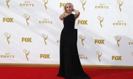 Lady Gaga dalam balutan busana hitam yang anggun di karpet merah Emmy Awards, Ahad waktu AS (21/9).