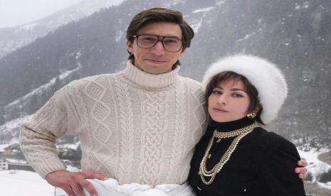 Lady Gaga (kanan) dan Adam Driver (kiri) membagikan foto mereka di lokasi syuting film House of Gucci. 