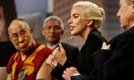 Lady Gaga saat bertemu Dalai Lama di Indianapolis, AS.