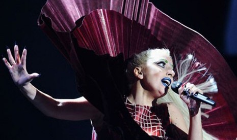 Lady Gaga saat konser.