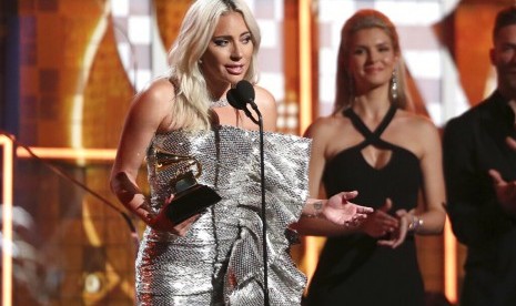 Lady Gaga saat menerima penghargaan di ajang Grammy Awards, Senin (11/2), di Los Angeles, AS.