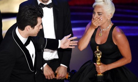 Lady Gaga terharu usai menerima piala Oscar pertamanya, Senin (25/2), di Dolby Theatre Los Angeles.