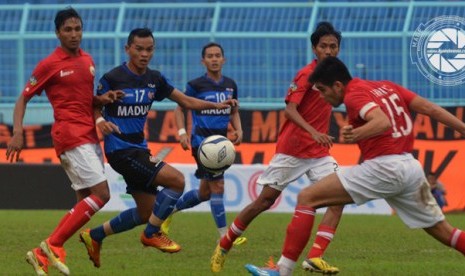 Laga antara Persija Jakarta melawan Persepam Madura United.