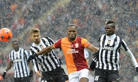 Laga antara tuan rumah Galatasaray melawan Juventus di Liga Champions yang terpaksa dihentikan karena cuaca buruk.