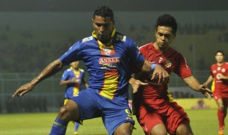 Laga Arema Cronus melawan Semen Padang pada Indonesia Super League (ISL).