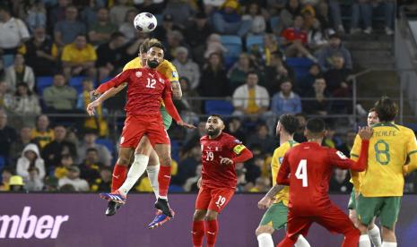 Laga Australia (kuning) melawan Bahrain (merah) pada Kualifikasi Piala Dunia 2026.