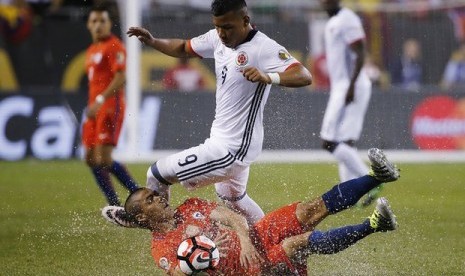 Laga Cile kontra Kolombia yang diwarnai hujan lebat, Kamis (23/6). Cile melenggang ke babak final usai mengalahkan Kolombia dengan skor 2-0.