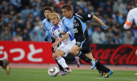 Laga derbi J1 League antara Kawasaki Frontale (biru hitam) dengan FC Tokyo (putih biru). 