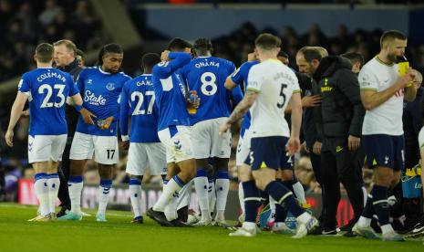 Laga Everton vs Tottenham Hostpur berhenti sejenak pada menit ke-26 untuk memberikan kesempatan pemain Muslim berbuka puasa di Stadion Goodison Park, Liverpool, Senin (3/4/2023) waktu setempat atau Selasa (4/4/2023) dini hari WIB.