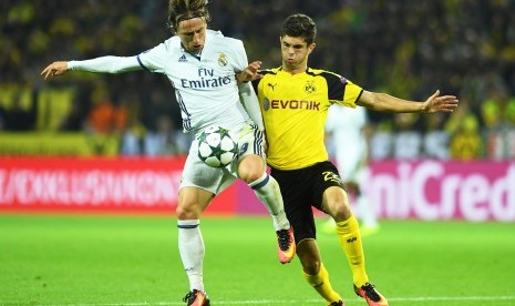 Laga Liga Champions lawan Borussia Dortmund pada Kamis (27/9) menjadi yang terakhir bagi Luka Modric (kiri) sebelum pelatih Zenedine Zidane mengumumkan cederanya pada hari ini. Modric akan absen selama sebulan.