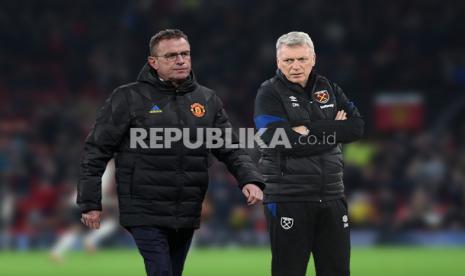 Laga Manchester United vs West Ham United, kesempatan Setan Merah asuhan Ralf Rangnick (kiri) naik ke empat besar Liga Primer Inggris jika mengalahkan the Hammers plesan David Moyes..