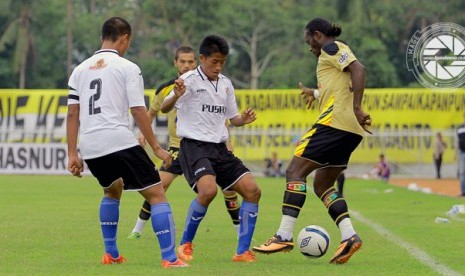 Laga Mitra Kukar melawan Putra Samarinda di Inter Island Cup 2014.