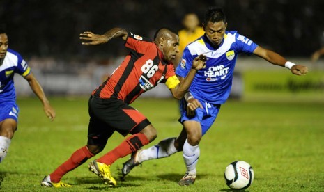 Laga Persib Bandung lawan Persipura di ISL 2013.