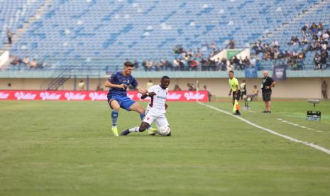 Laga Piala Presiden 2024 yang mempertemukan Persib Bandung (biru) dan PSM Makassar di Stadion Si Jalak Harupat, Kabupaten Bandung, Jumat (19/7/2024) petang.