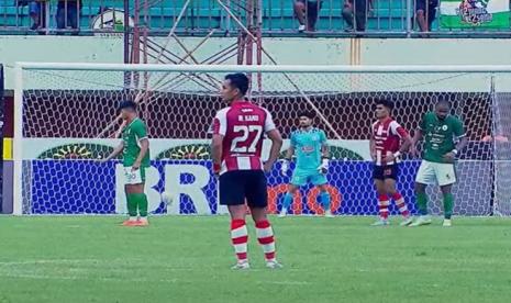 Laga PSS Sleman (hijau) dengan Persis Solo dalam lanjutan Liga 1 2023/2024.