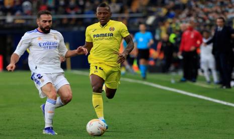 Bek Real Madrid Dani Carvajal berebut bola dengan bek Villarreal Pervis Estupinan dalam pertandingan La Liga Spanyol di  Estadio de la Ceramica Villarreal, Sabtu (12/2/2022). Villarreal bermain ombang 0-0 lawan Madrid. 