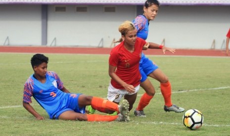 Laga timnas putri Indonesia (merah) vs India.