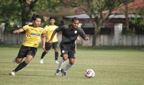 Laga uji coba antara Persis Solo dengan Persika Karanganyar, klub Liga 3 Jawa Tengah yang berlangsung di Stadion Raden Mas Said, Kabupaten Karanganyar, Rabu (23/6)