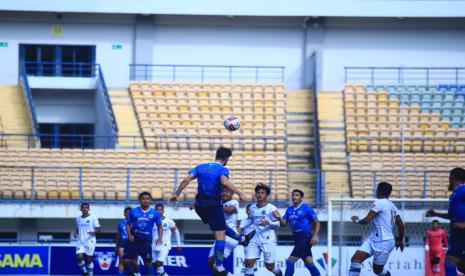 Para pemain Persib saat beruji coba dengan Persikabo.