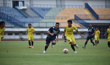 Laga uji coba Persib Bandung dengan tim PraPON Jawa Barat di Stadion Gelora Bandung Lautan Api, Kota Bandung, Sabtu (13/3). Laga yang berlangsung dengan sistem 4x30 menit ini berakhir dengan skor 3-2 atas kemenangan Persib. 