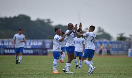 Para pemain Persib (ilustrasi). Persib akan bermain malam hari pada turnamen Piala Presiden 2022.