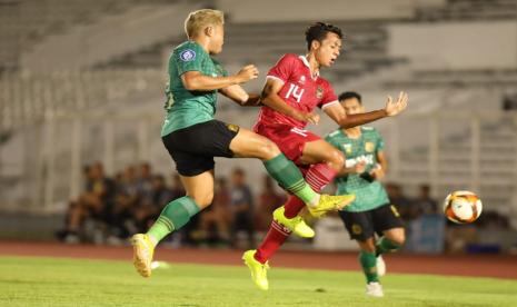 Laga uji coba timnas Indonesia U-22 proyeksi SEA Games 2023 melawan Bhayangkara FC di Stadion Madya, Senayan, Jakarta, Selasa (11/4/2023) malam. 