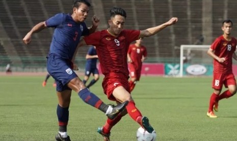 Laga Vietnam (merah) vs Thailand di Grup A Piala AFF U-22.