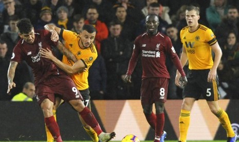 Laga Wolverhampton Wanderers (kuning) vs Liverpool disaksikan 31.358 penonton di Stadion Molineux, Sabtu (22/12) WIB.