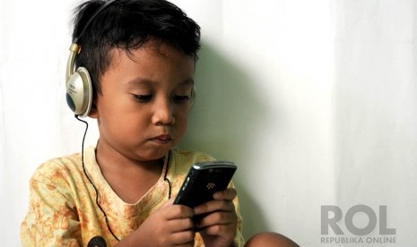 Anak mendengarkan musik di aplikasi platform streaming (ilustrasi). Lagu-lagu anak masih sangat minim.