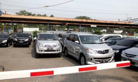 Lahan parkir di Stasiun Pondok Cina