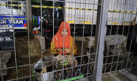  Laila, salah satu penjual sate di kawasan Stadion Manahan, Solo. 