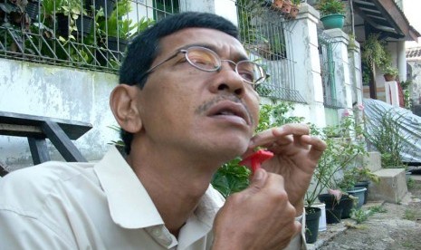 Laki laki yang sedang mencukur kumis dan jenggot  (ilustrasi).