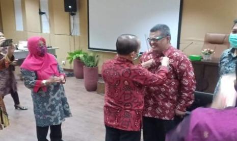 Laksma TNI Suratno, S.H., M.H. Direktur Pembinaan Dan Pelaksanaan Pemantapan Nilai-Nilai Kebangsaan Kedeputian TAPLAI LEMHANNAS RI memberikan pin Taplai Lemhannas kepada M. Arifin Purwakananta