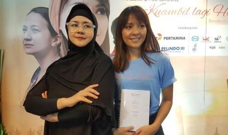 Aktris senior Ria Irawan (kiri) dan Lala Karmela dalam konferensi pers film Kuambil Lagi Hatiku. Ria Irawan meninggal dunia pada Senin pagi.